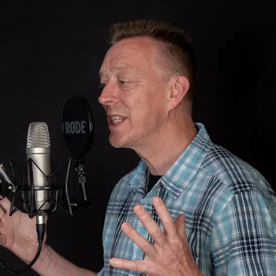 Stefan Sofastedt im Tonstudio vor einem Mikrofon