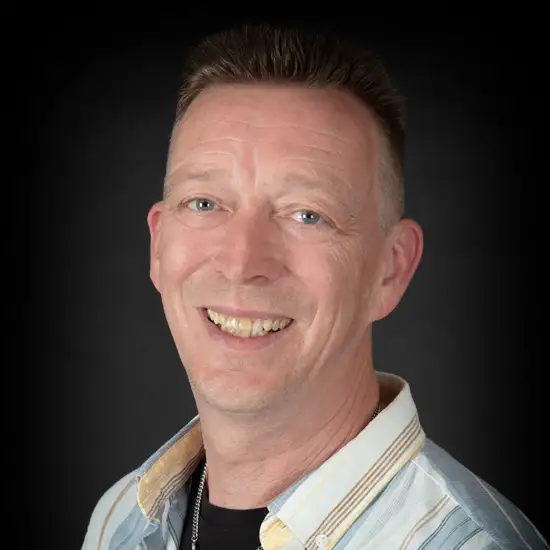 Stefan Sofastedt im Tonstudio vor einem Mikrofon